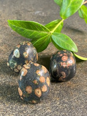 Obsidian Röd Snöflinge Trumlad AA