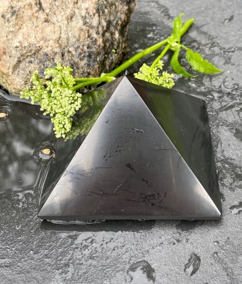 Shungit, Pyramid ca50mm AAA