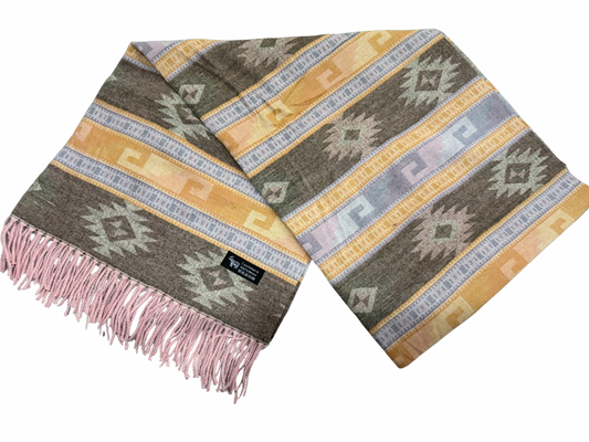 Filt från Nepal - beige, gråbrunt, ljuslila, gult och rosa med dekorativa etniska mönster samt rosa fransar