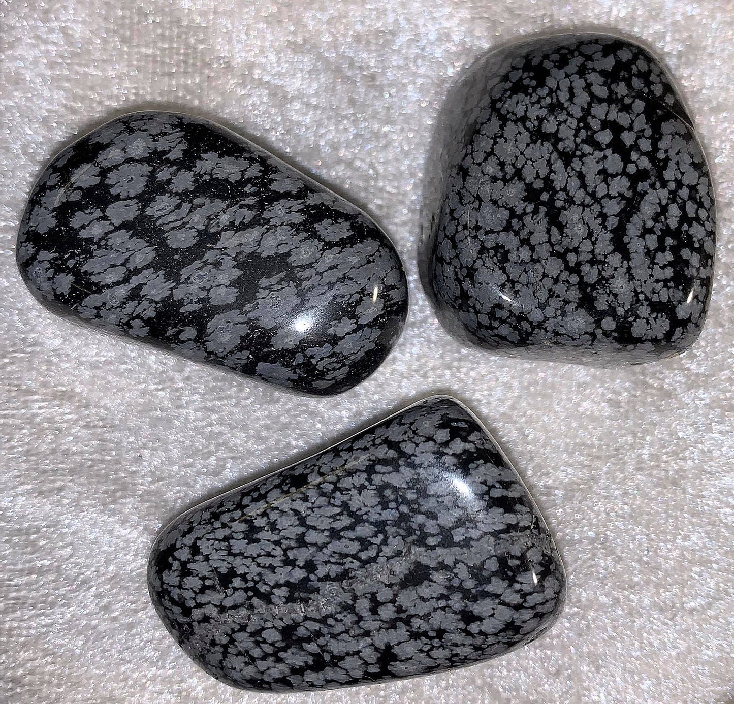 Obsidian, Snöflinge, trumlad ca 20-30mm
