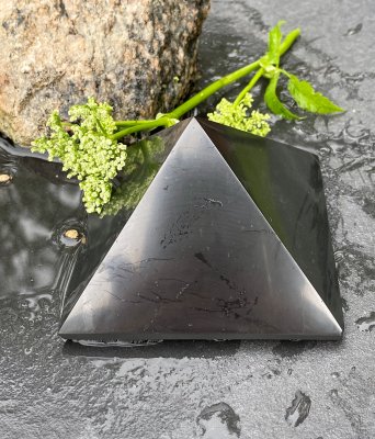 Shungit, Pyramid 50mm AAA